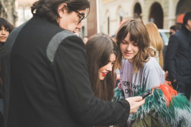 Milano Moda Haftası sırasında insanlar