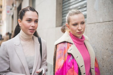 Milano Moda Haftası sırasında insanlar