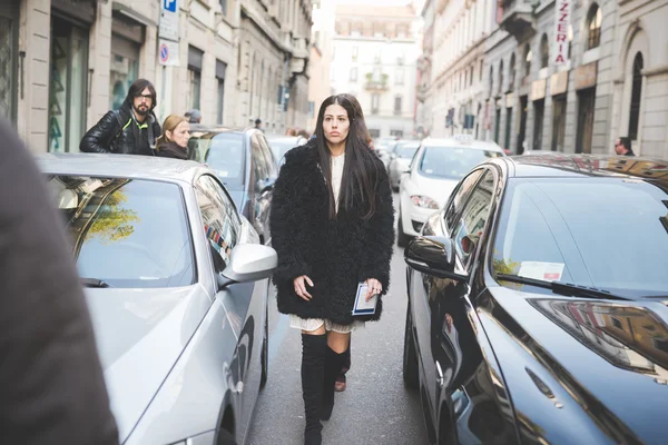 Les gens pendant la Fashion Week de Milan — Photo