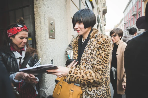 Le persone durante la settimana della moda di Milano — Foto Stock