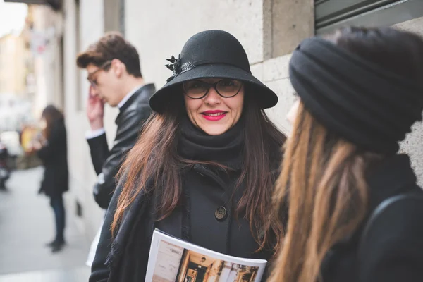 Les gens pendant la Fashion Week de Milan — Photo