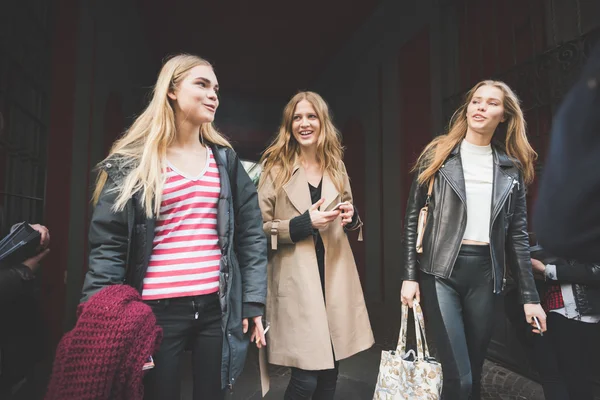 Menschen während der Mailänder Modewoche — Stockfoto