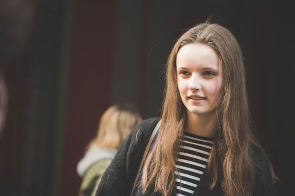 Les gens pendant la Fashion Week de Milan — Photo