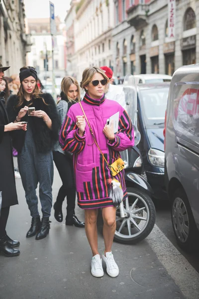 Les gens pendant la Fashion Week de Milan — Photo