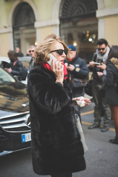 Les gens pendant la Fashion Week de Milan — Photo