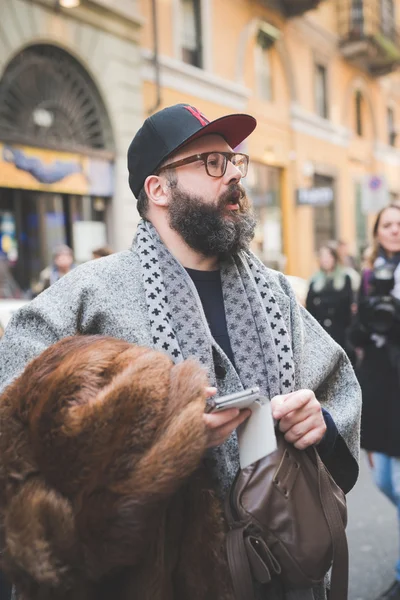 Les gens pendant la Fashion Week de Milan — Photo