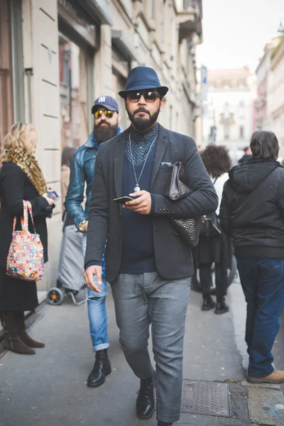 Les gens pendant la Fashion Week de Milan — Photo