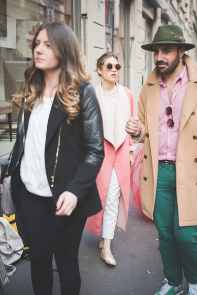 Le persone durante la settimana della moda di Milano — Foto Stock