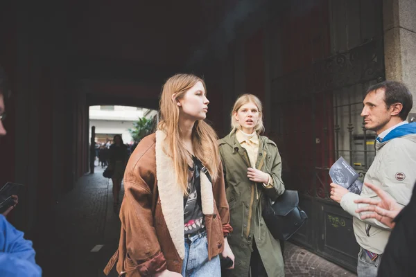 Le persone durante la settimana della moda di Milano — Foto Stock