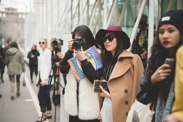 Les gens pendant la Fashion Week de Milan — Photo