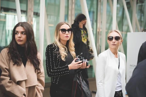 Lidé během Milan Fashion week — Stock fotografie