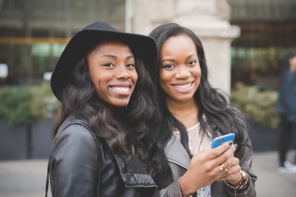 Les gens pendant la Fashion Week de Milan — Photo