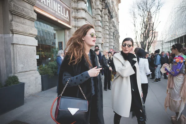 Les gens pendant la Fashion Week de Milan — Photo
