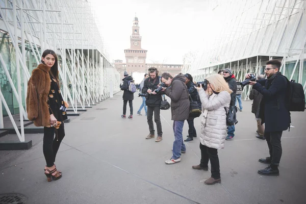 Les gens pendant la Fashion Week de Milan — Photo