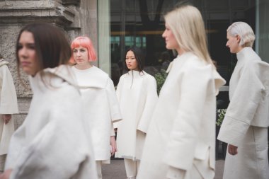 Milano Moda Haftası sırasında insanlar