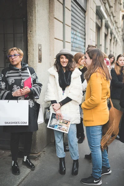 Lidé během Milan Fashion week — Stock fotografie