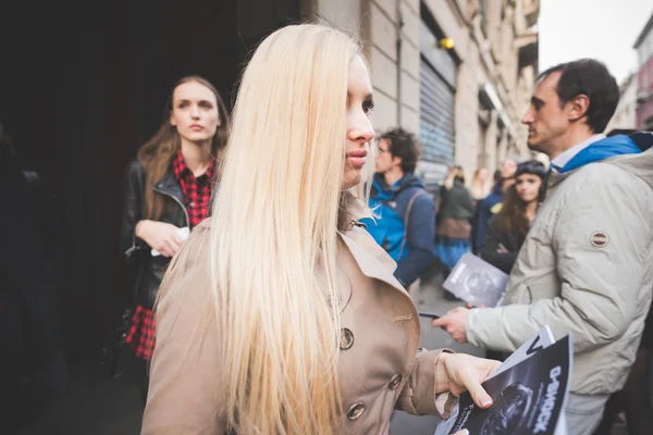 Le persone durante la settimana della moda di Milano — Foto Stock