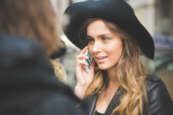 Les gens pendant la Fashion Week de Milan — Photo