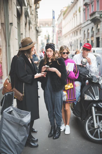 Menschen während der Mailänder Modewoche — Stockfoto