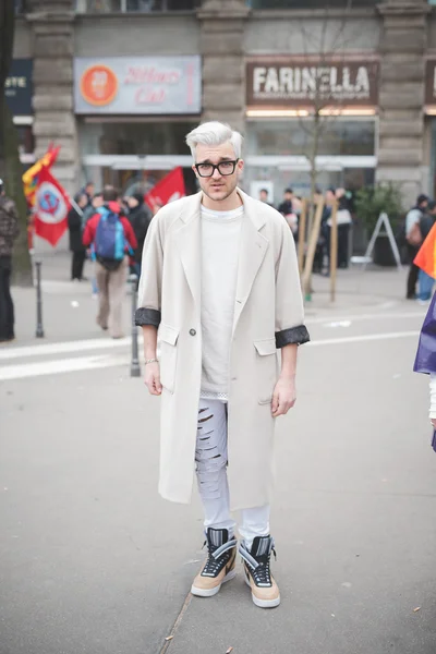 Les gens pendant la Fashion Week de Milan — Photo