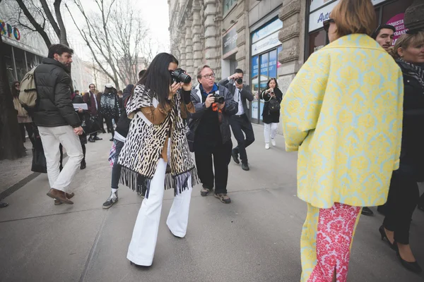 Le persone durante la settimana della moda di Milano — Foto Stock