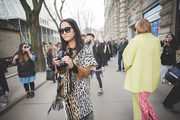 Les gens pendant la Fashion Week de Milan — Photo