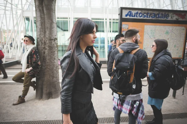 Le persone durante la settimana della moda di Milano — Foto Stock