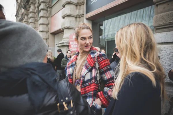 Personas durante la Semana de la Moda Milán —  Fotos de Stock