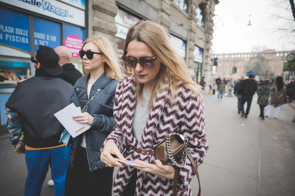 Les gens pendant la Fashion Week de Milan — Photo