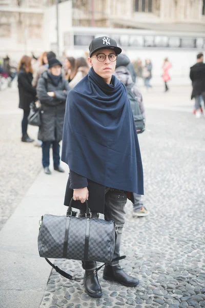 Les gens pendant la Fashion Week de Milan — Photo