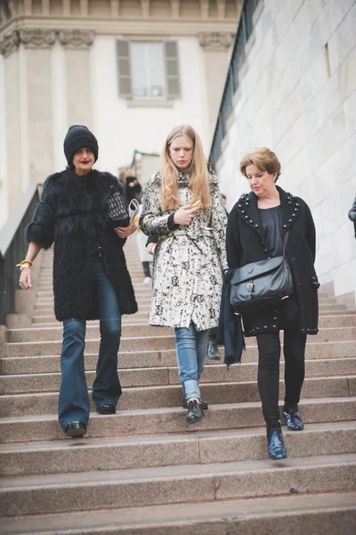 Le persone durante la settimana della moda di Milano — Foto Stock