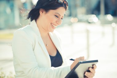 iş kadını tablet kullanma