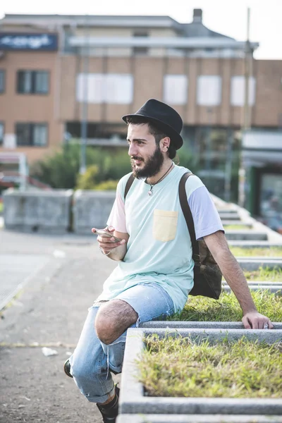 Homem moderno usando smartphone — Fotografia de Stock