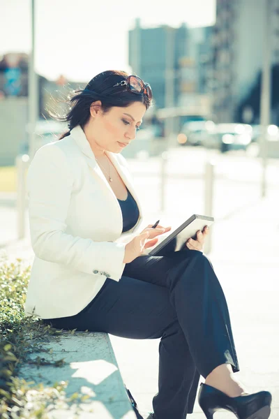 Geschäftsfrau mit Tablet — Stockfoto