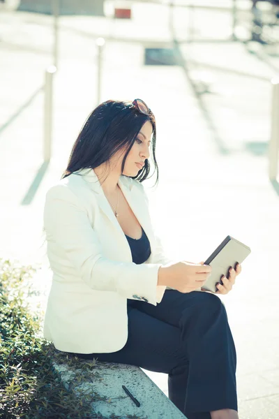 Affärskvinna med hjälp av Tablet PC — Stockfoto