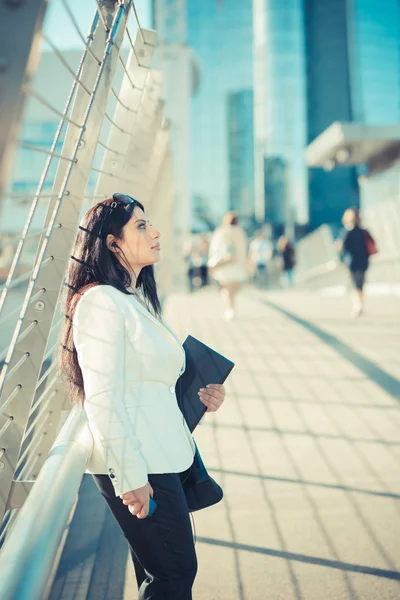 Mujer de negocios utilizando tableta —  Fotos de Stock