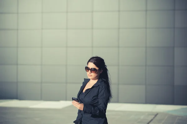Business woman using smartphone — Stock Photo, Image