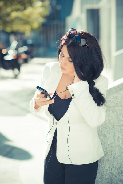 Femme d'affaires utilisant un smartphone — Photo