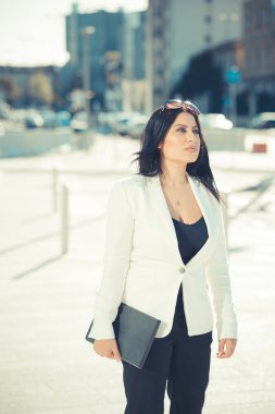 iş kadını tablet kullanma