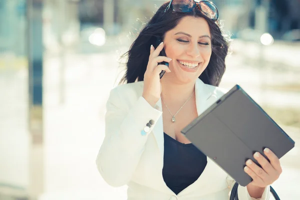 Mujer de negocios utilizando tableta — Foto de Stock