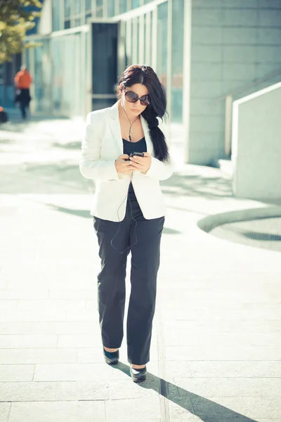 Mujer de negocios usando smartphone — Foto de Stock