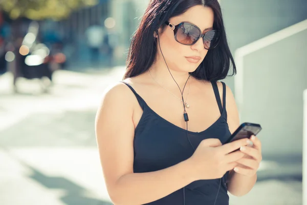 Zakenvrouw gebruikend smartphone — Stockfoto