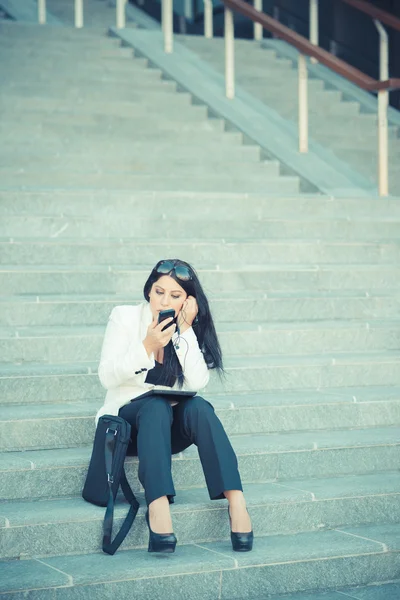 Business woman using smartphone — Stock Photo, Image