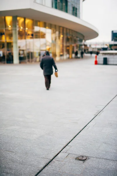 Ville floue et les gens scène urbaine — Photo