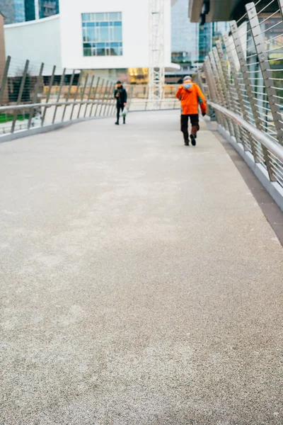 Ville floue et les gens scène urbaine — Photo