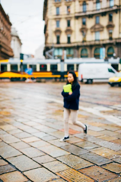 Ville floue et les gens scène urbaine — Photo