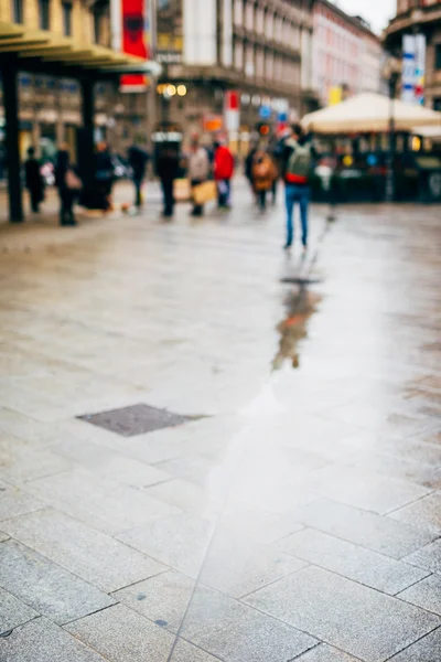 Ville floue et les gens scène urbaine — Photo