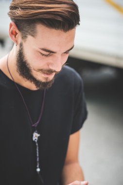 Yakışıklı sakallı hippi adam