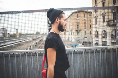 Yakışıklı sakallı hippi adam