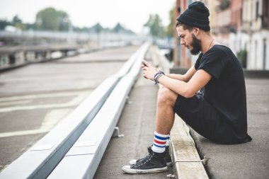 Yakışıklı sakallı hippi adam